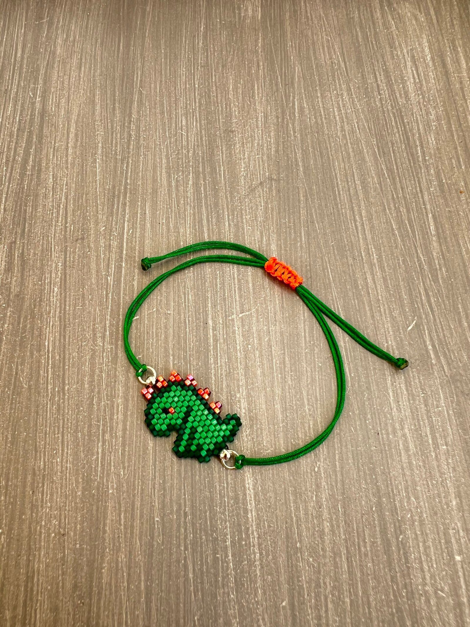 BRA106W-scaled-1.jpeg Βραχιόλι μακραμέ με δεινόσαυρο κεντημένο με χάντρες Miyuki - Image 1