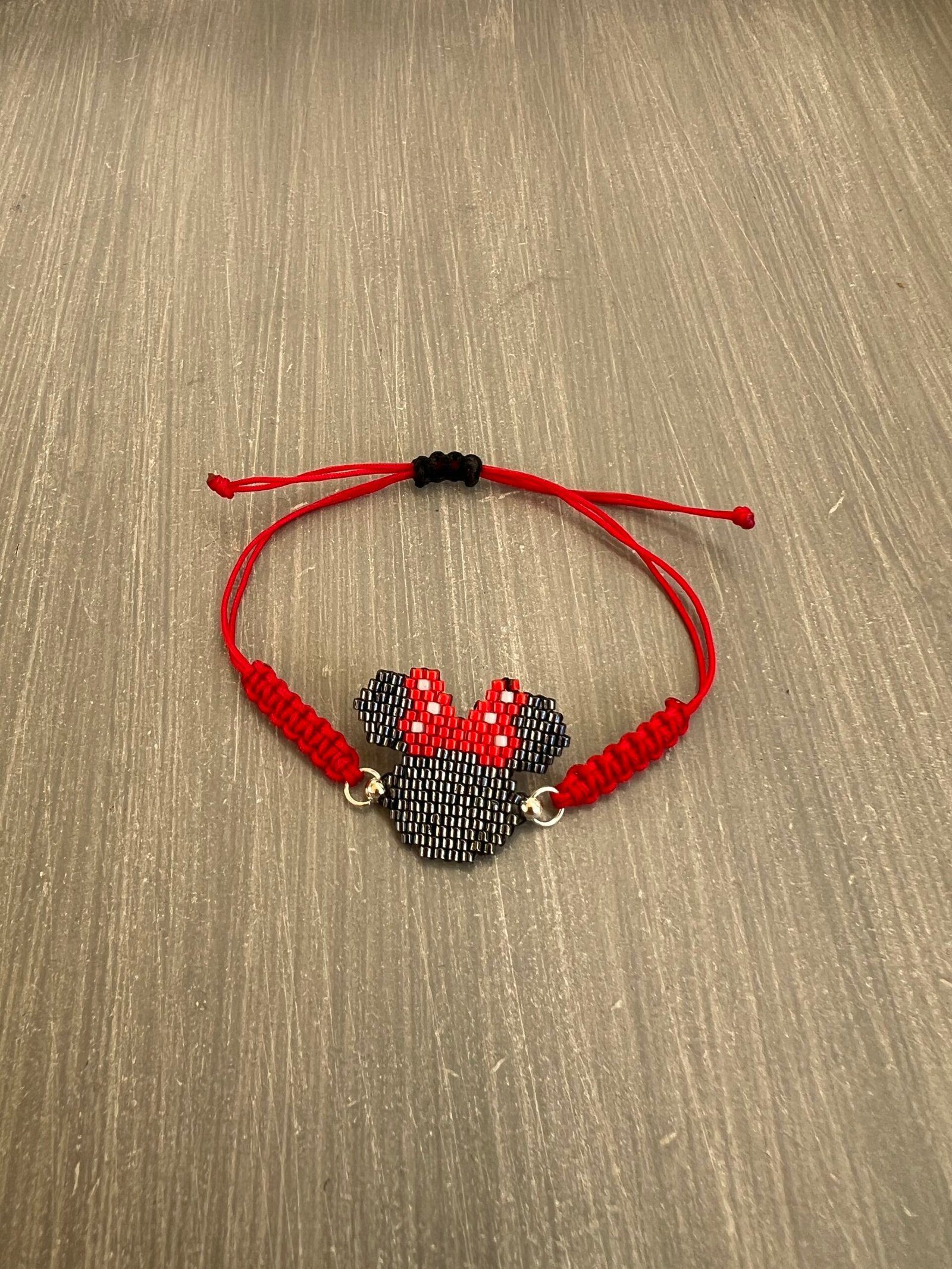 BRA109W-scaled-1.jpeg Βραχιόλι μακραμέ με την Minnie κεντημένη με χάντρες Miyuki - Image 1