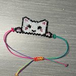 Βραχιόλι μακραμέ με γάτα κεντημένη με χάντρες Miyuki