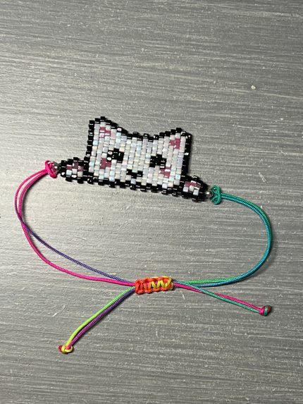 Βραχιόλι μακραμέ με γάτα κεντημένη με χάντρες Miyuki