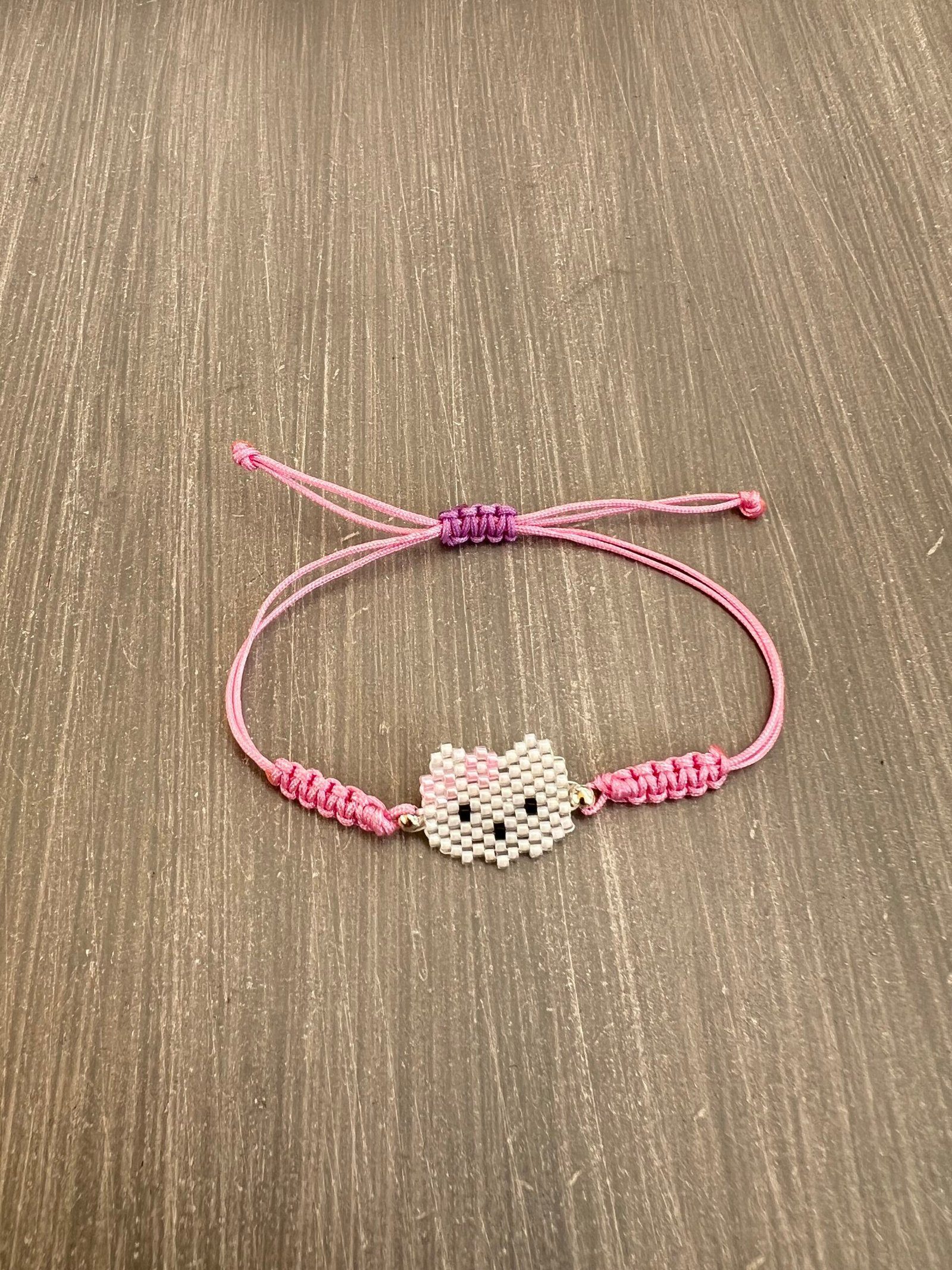 BRA117W-scaled-1.jpeg Βραχιόλι μακραμέ με την Hello Kitty κεντημένη με χάντρες Miyuki - Image 1