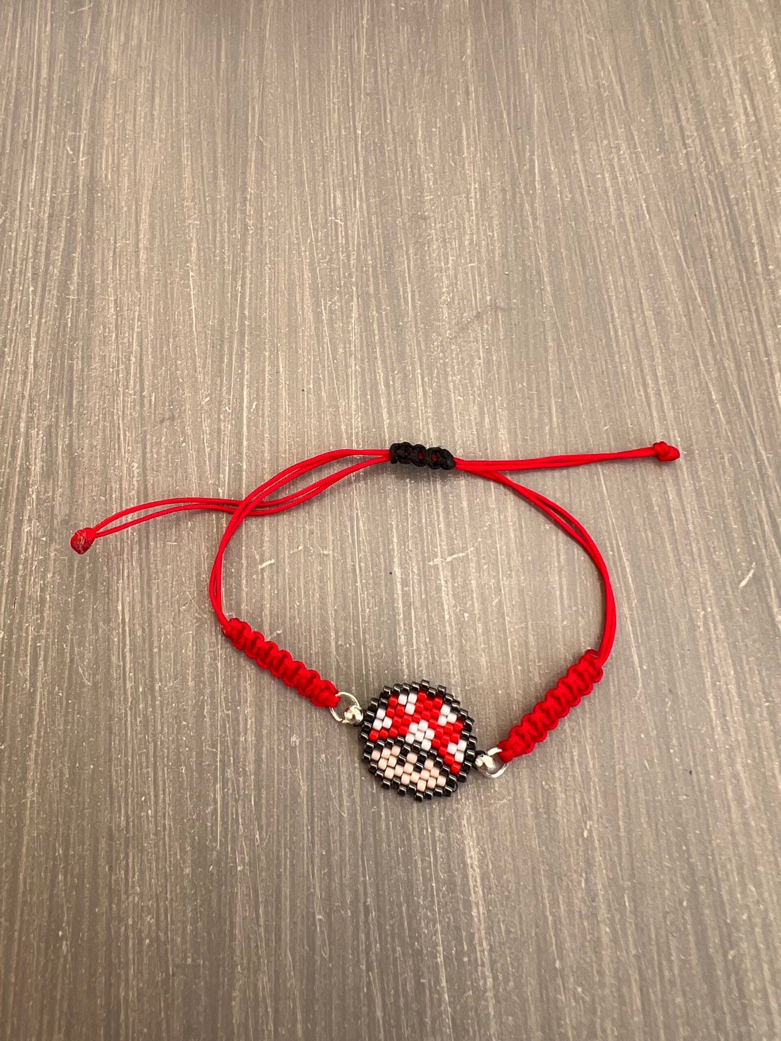 BRA24W-scaled-1.jpeg Βραχιόλι μακραμέ με τον κόκκινο Toad κεντημένο με χάντρες Miyuki - Image 1