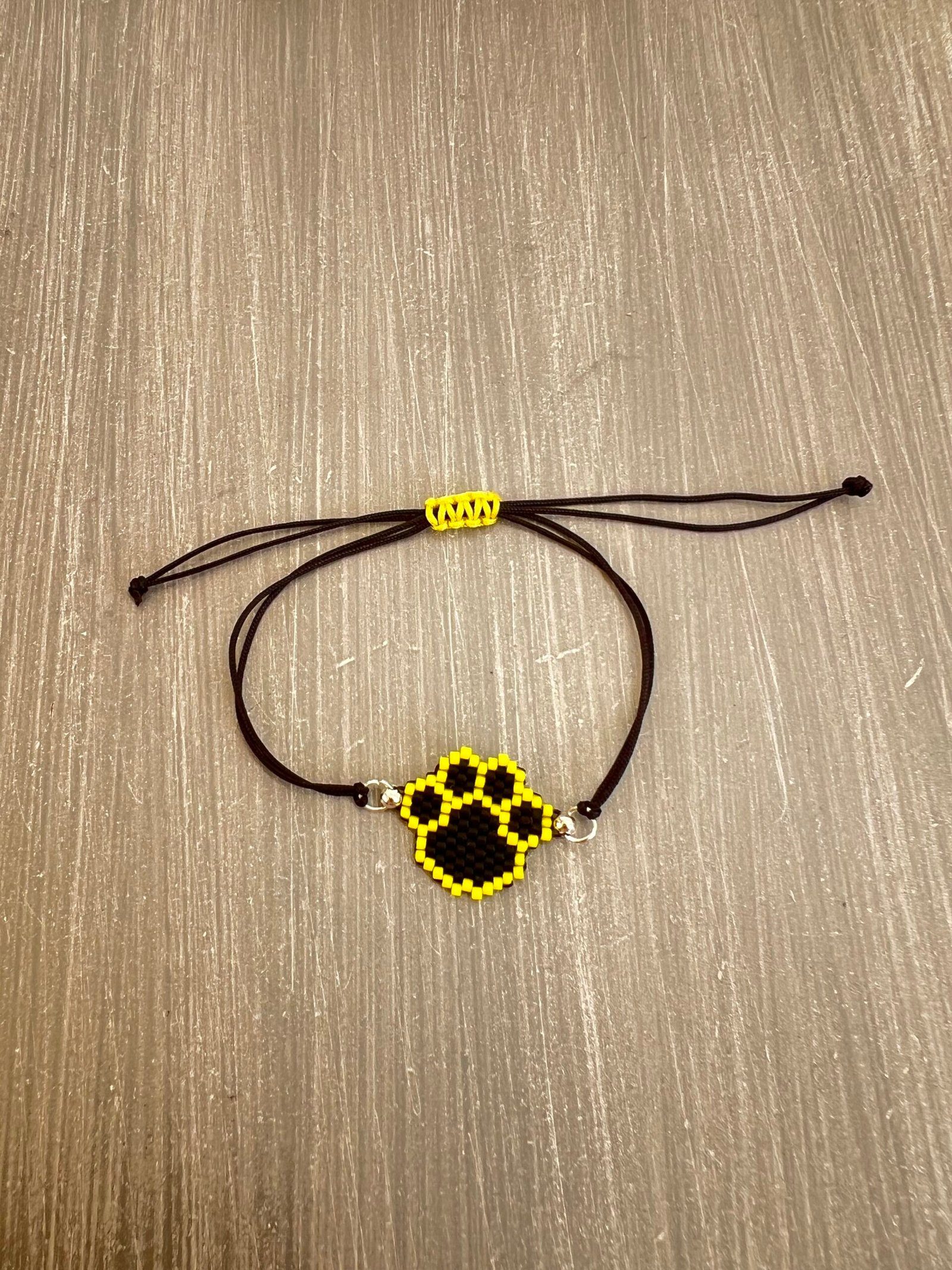 BRA25W-scaled-1.jpeg Βραχιόλι μακραμέ πατούσα σκύλου κεντημένη με χάντρες Miyuki - Image 1