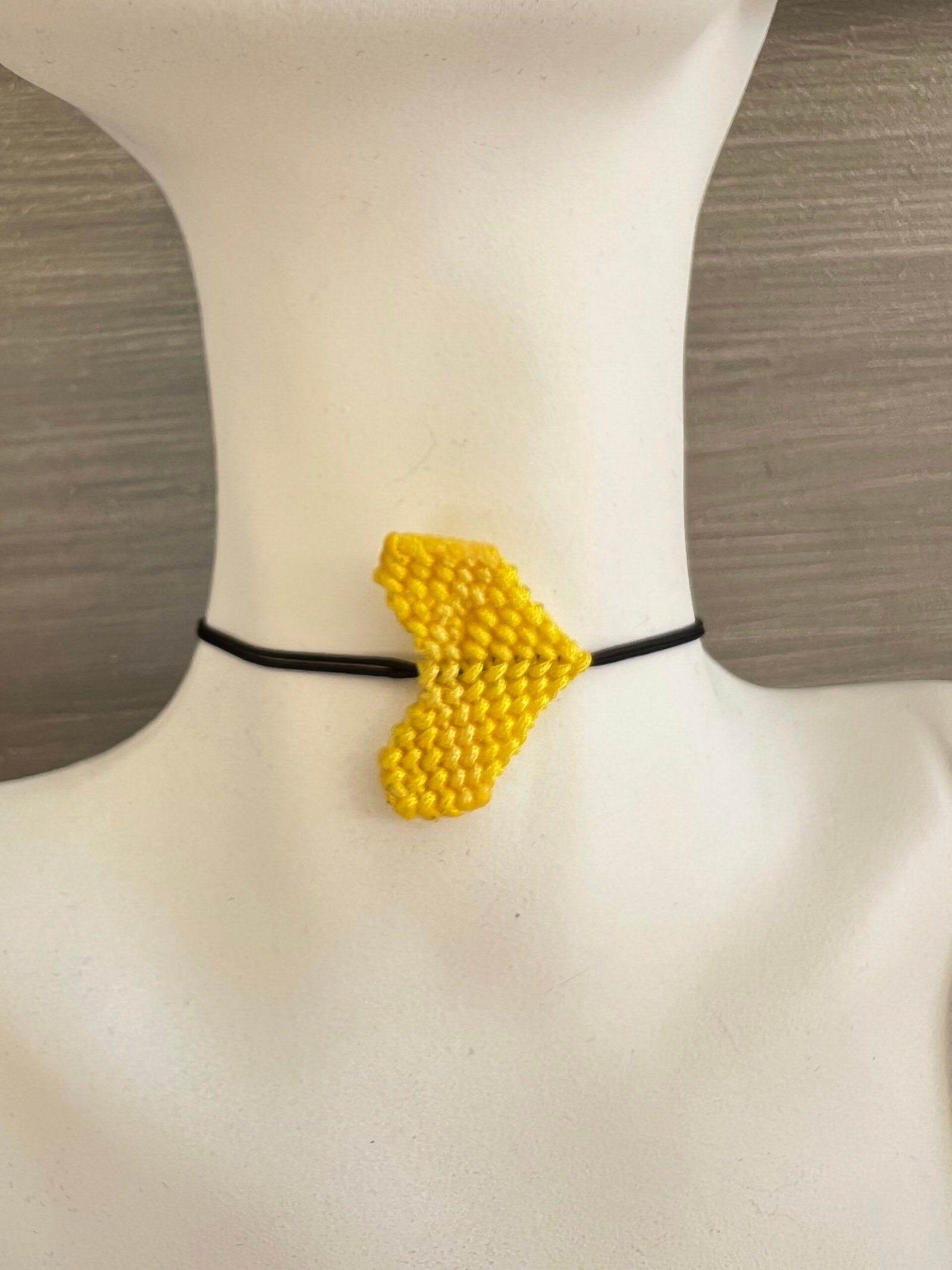 BRA38W-scaled-1.jpeg Βραχιόλι μακραμέ κίτρινη καρδιά - Image 1