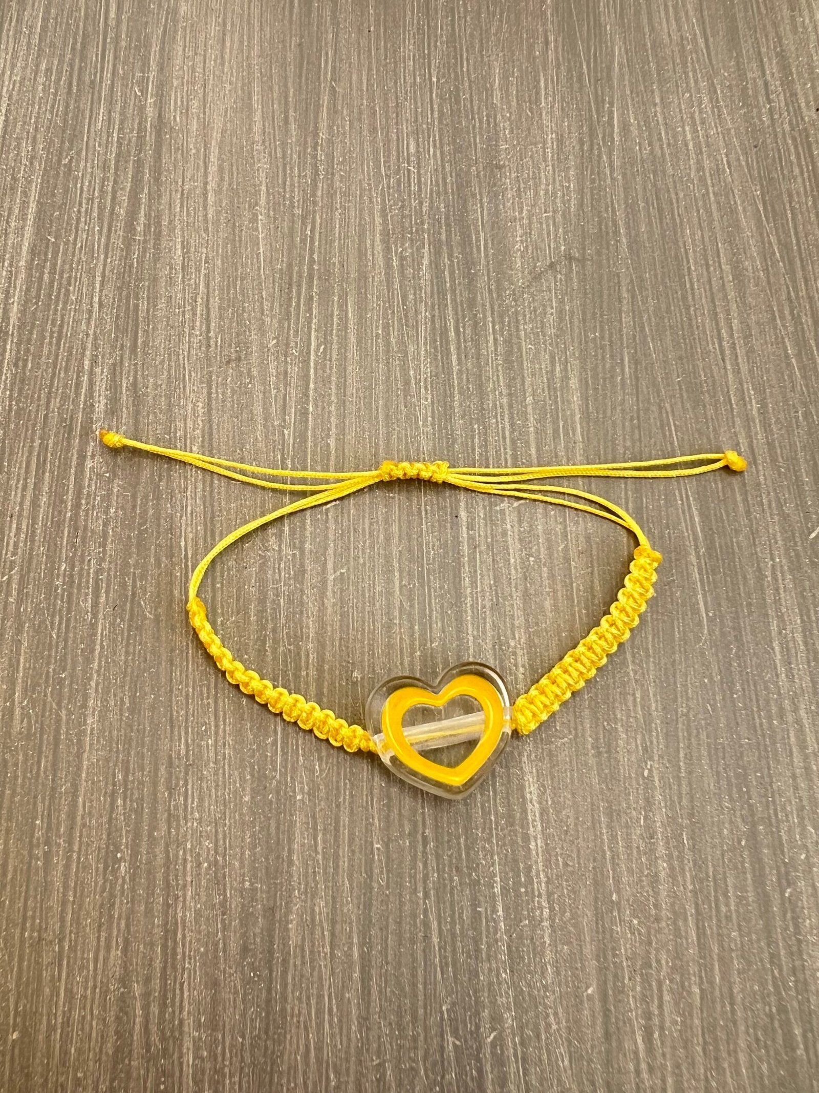 BRA47W-scaled-1.jpeg Βραχιόλι μακραμέ κίτρινη καρδιά - Image 1