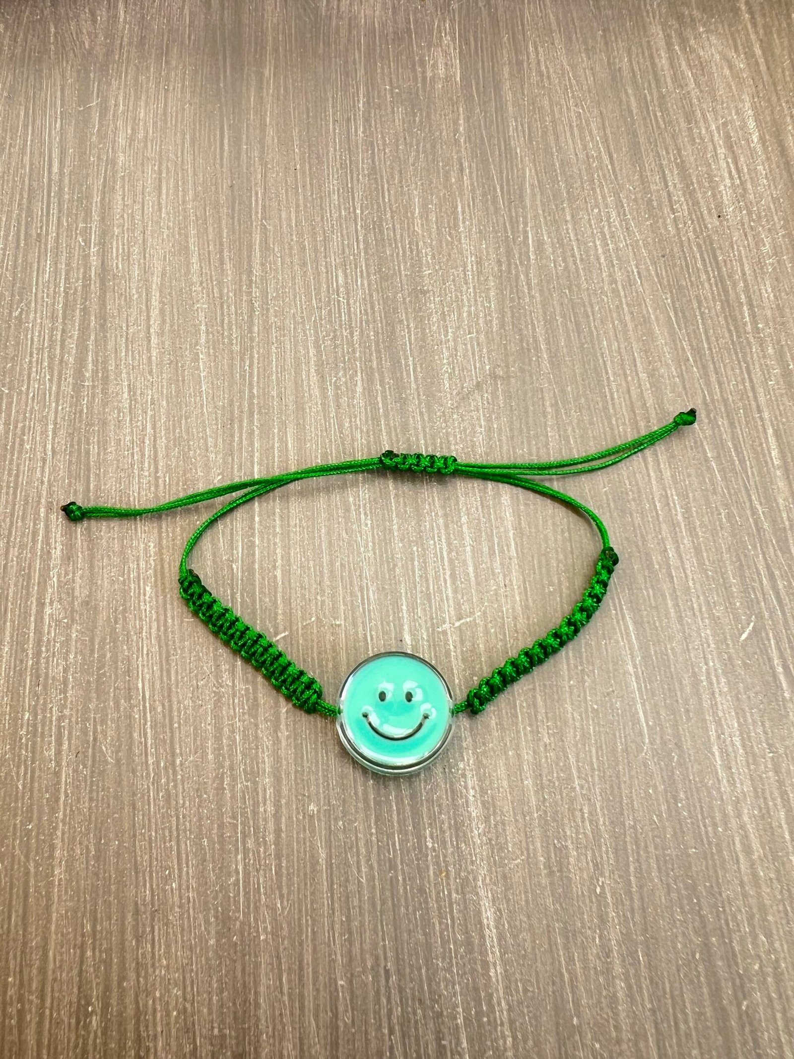 BRA50W-scaled-1.jpeg Βραχιόλι μακραμέ πράσινο χαμόγελο - Image 1