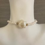 Βραχιόλι λευκές χάντρες και κοχύλι