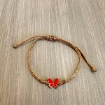 Βραχιόλι μακραμέ κόκκινη πεταλούδα με χρυσό κορδόνι
