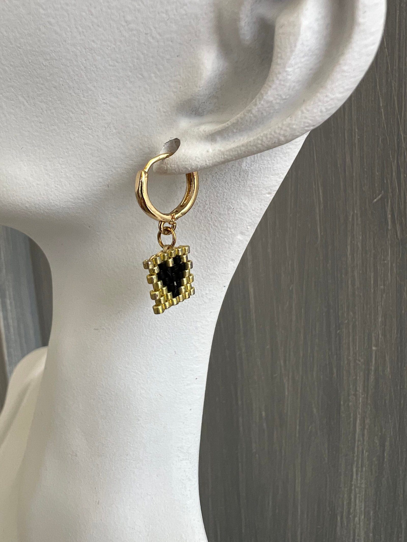 EAR42W-scaled-1.jpeg Χρυσοί κρίκοι με καρδιές κεντημένες με χάντρες Miyuki - Image 1