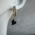 Χρυσοί κρίκοι με μαύρες καρδιές κεντημένες με χάντρες Miyuki