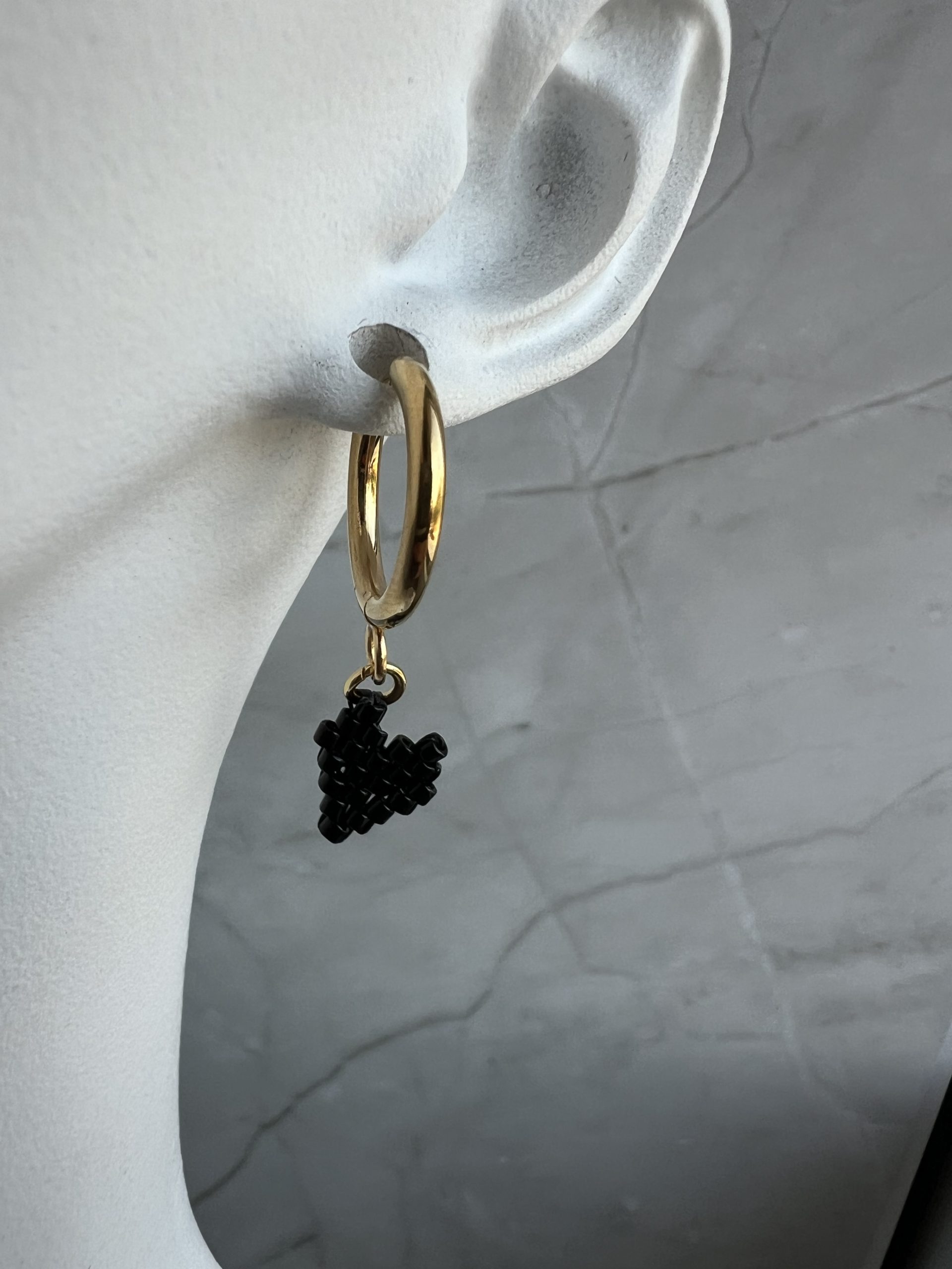 EAR43 Χρυσοί κρίκοι με μαύρες καρδιές κεντημένες με χάντρες Miyuki - Image 1