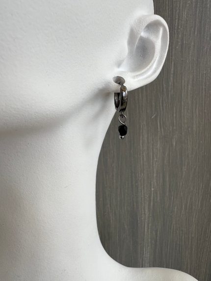 Μαύροι κρίκοι με μαύρες πέτρες