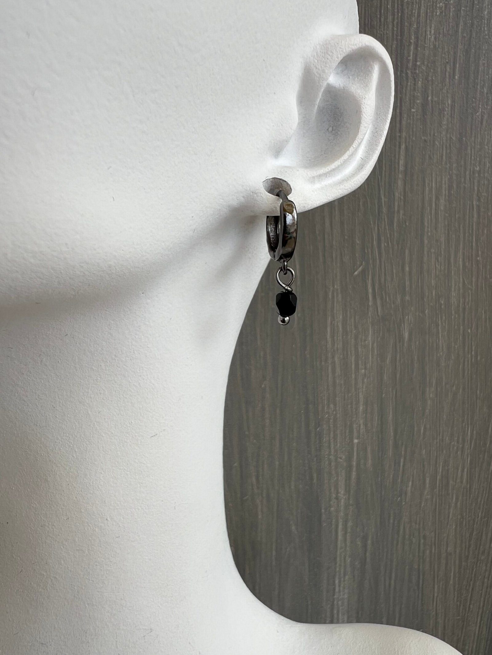 EAR45W-scaled-1.jpeg Μαύροι κρίκοι με μαύρες πέτρες - Image 1