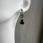 Μαύροι κρίκοι με μαύρη καρδιά κεντημένη με χάντρες Miyuki