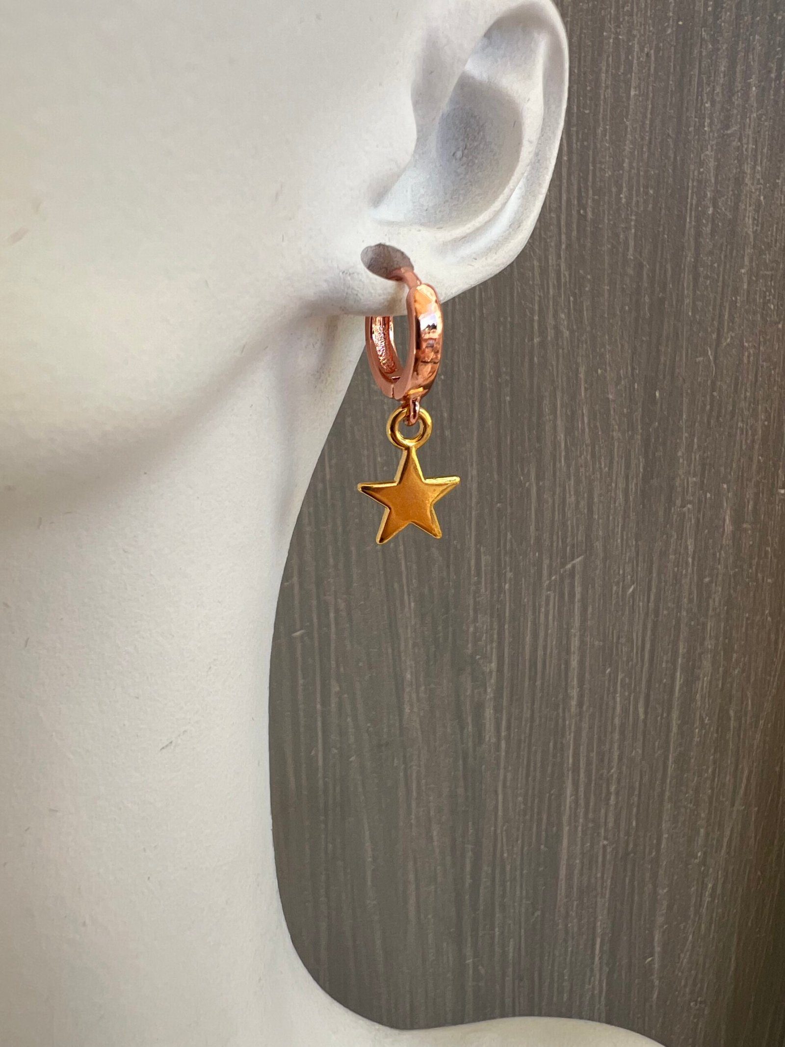 EAR53W-scaled-1.jpeg Ροζ κρίκοι με χρυσά αστέρια - Image 1