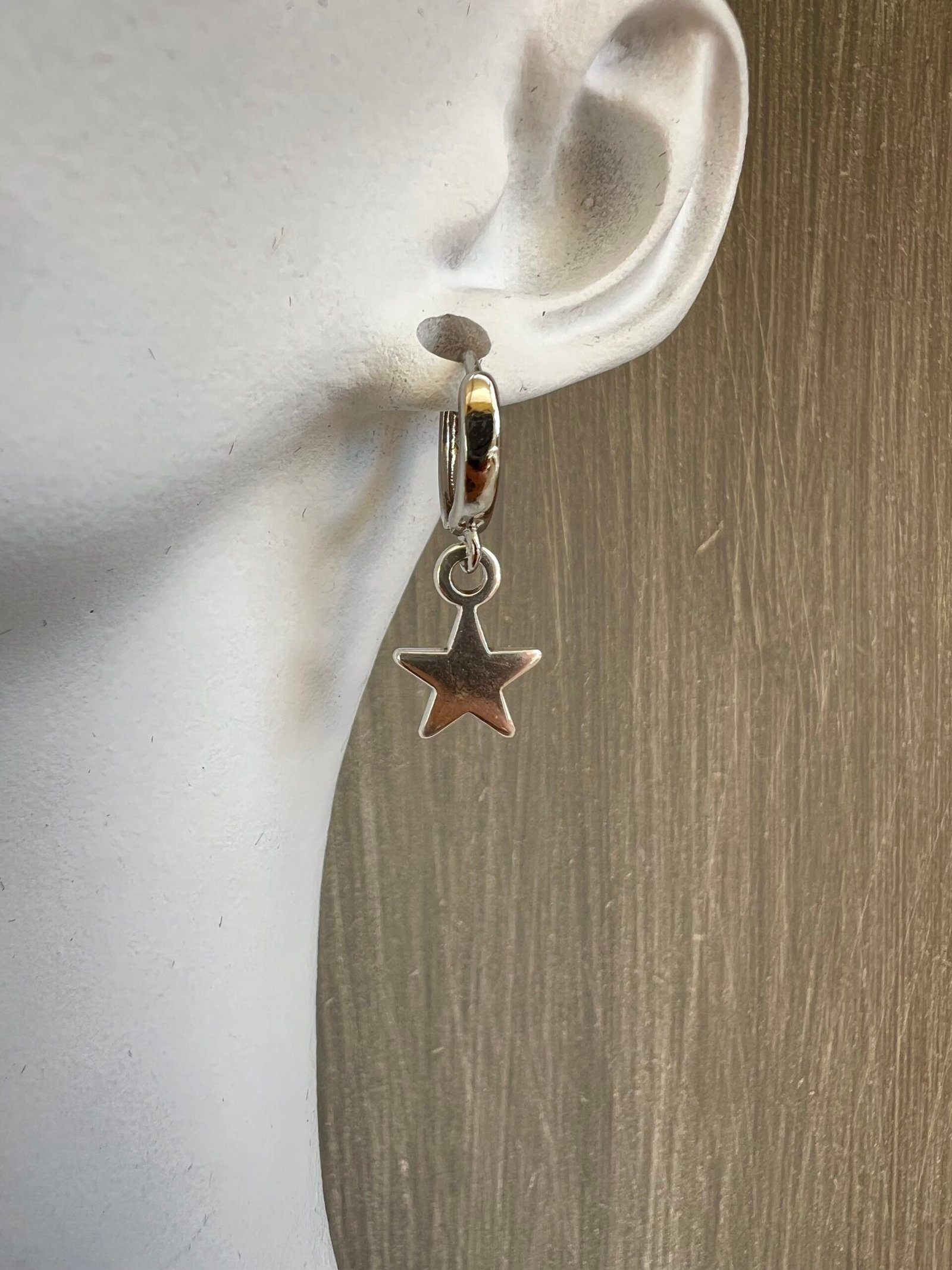 EAR55W-scaled-1.jpeg Ασημί κρίκοι με ασημί αστέρια - Image 1