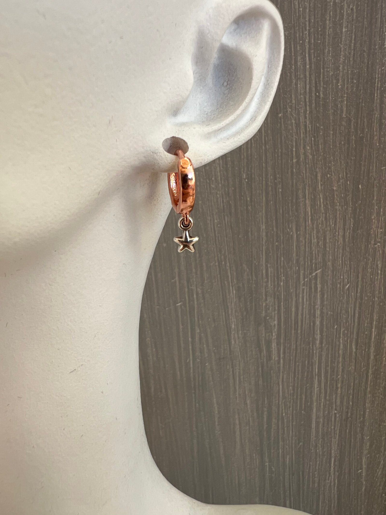 EAR57W-scaled-1.jpeg Ροζ κρίκοι με ασημί αστέρια - Image 1