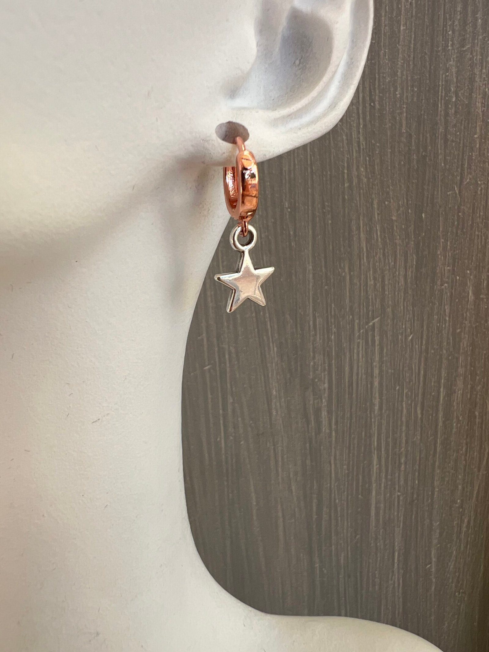 EAR58W-scaled-1.jpeg Ροζ κρίκοι με ασημί αστέρια - Image 1