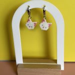 Ασημί κρίκοι με γάτα κεντημένη με χάντρες Miyuki