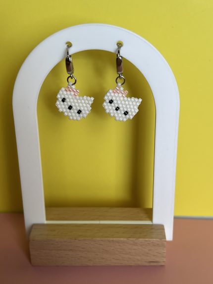 Ασημί κρίκοι με τη Hello Kitty κεντημένη με ροζ χάντρες Miyuki