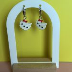 Ασημί κρίκοι με τη Hello Kitty κεντημένη με κόκκινη χάντρες Miyuki