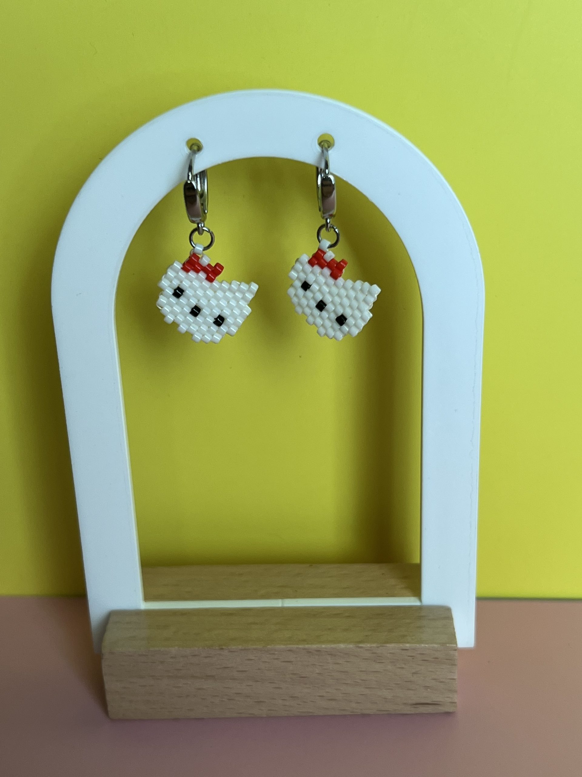 EAR62 Ασημί κρίκοι με τη Hello Kitty κεντημένη με κόκκινη χάντρες Miyuki - Image 1