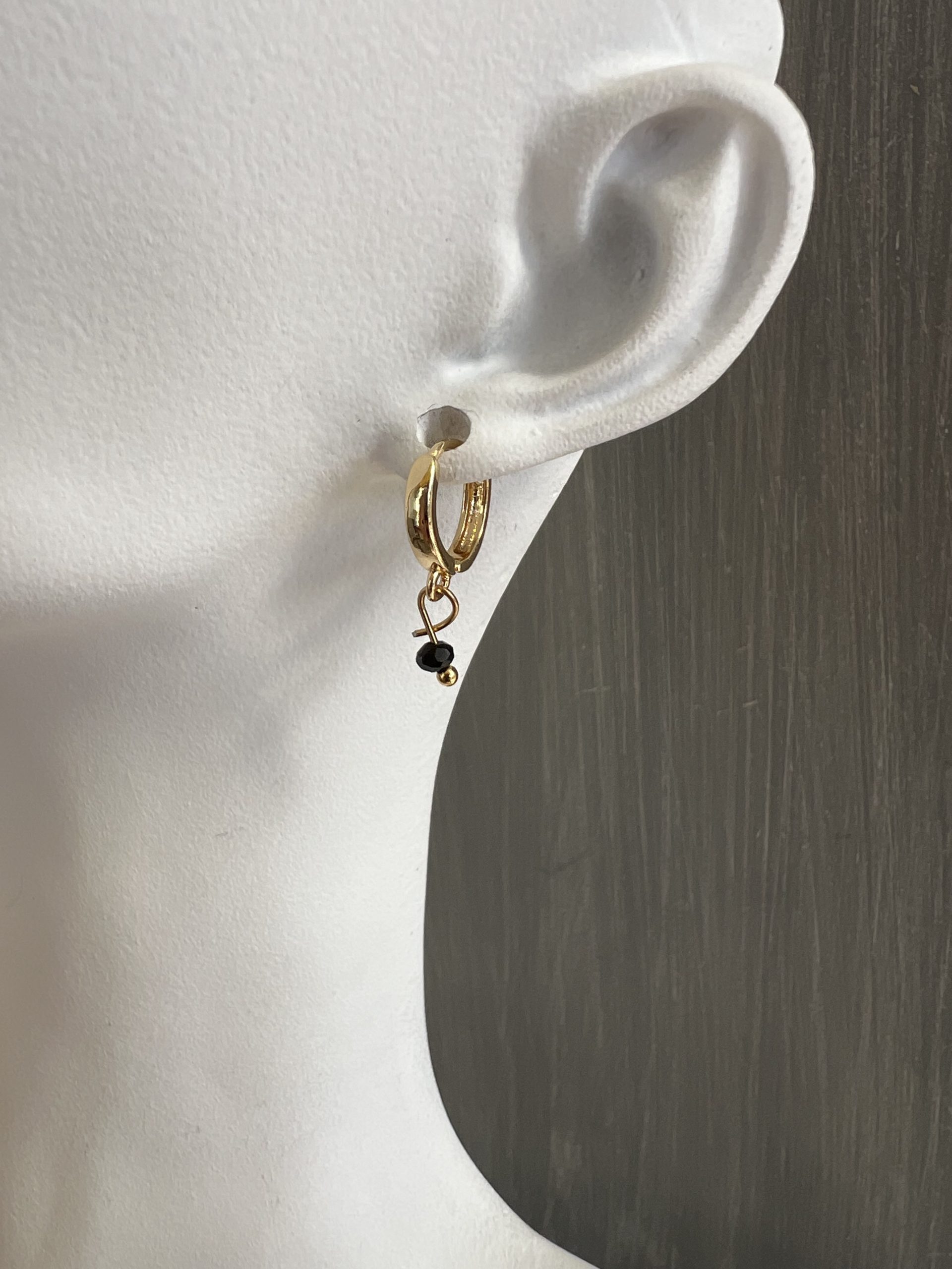 EAR68W Χρυσοί κρίκοι με μαύρες πέτρες - Image 1