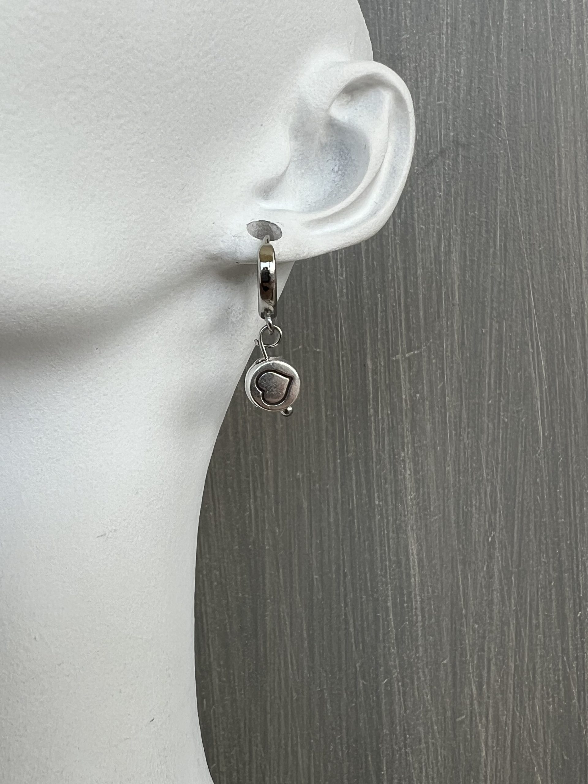 EAR69W Ασημί κρίκοι με καρδιές - Image 1