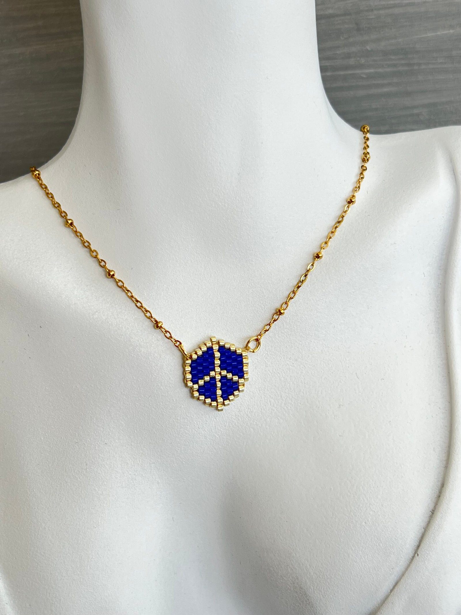 IMG_5836-scaled-1.jpeg Χρυσό κολιέ μπλε σήμα ειρήνης κεντημένο με χάντρες Miyuki - Image 1