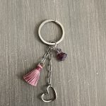 Μπρελόκ καρδιά με ημιπολύτιμες πέτρες και ροζ φούντα