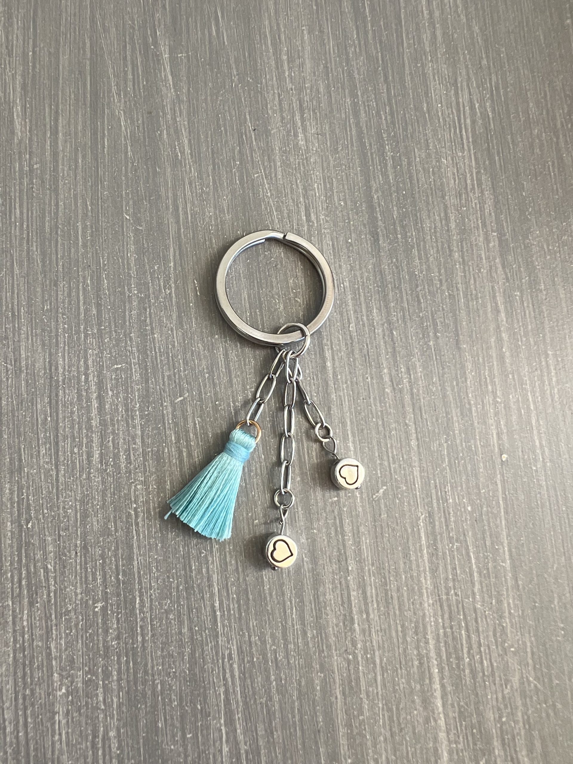 KEY12W Μπρελόκ καρδιές με τυρκουάζ φούντα - Image 1