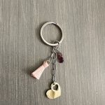 Μπρελόκ καρδιά με ημιπολύτιμες πέτρες και ροζ φούντα