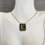 Κολιέ μονόγραμμα Ε κεντημένο με χάντρες Miyuki