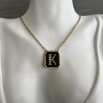 Κολιέ μονόγραμμα Κ κεντημένο με χάντρες Miyuki