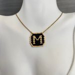 Κολιέ μονόγραμμα Μ κεντημένο με χάντρες Miyuki