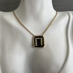 Κολιέ μονόγραμμα Π κεντημένο με χάντρες Miyuki