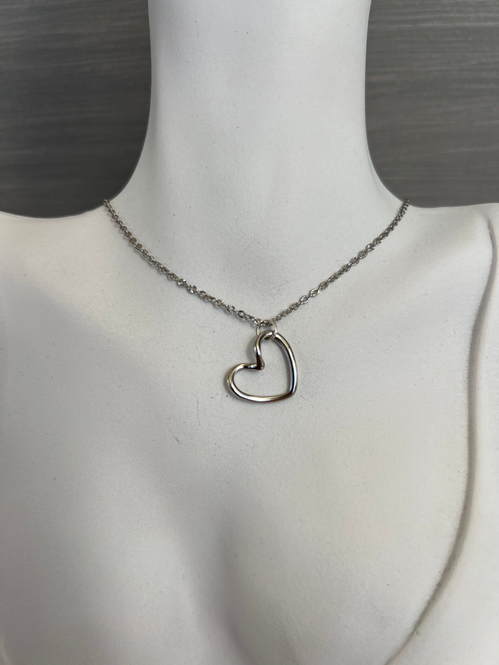 NEC123W-scaled-1.jpeg Κολιέ ασημί καρδιά με ασημί αλυσίδα - Image 1
