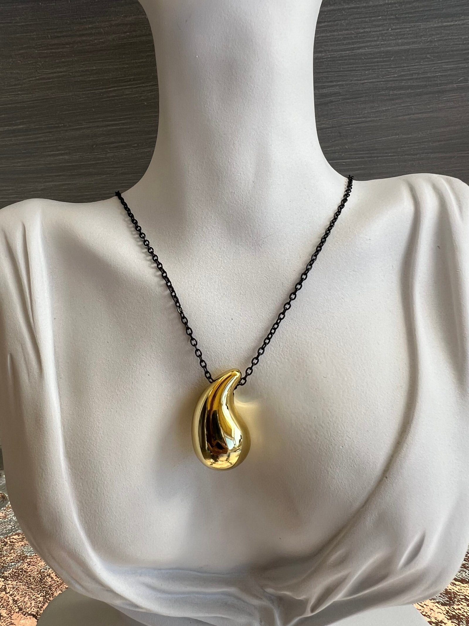 NEC23W-1-scaled-1.jpeg Κολιέ χρυσή σταγόνα με μαύρη αλυσίδα - Image 1