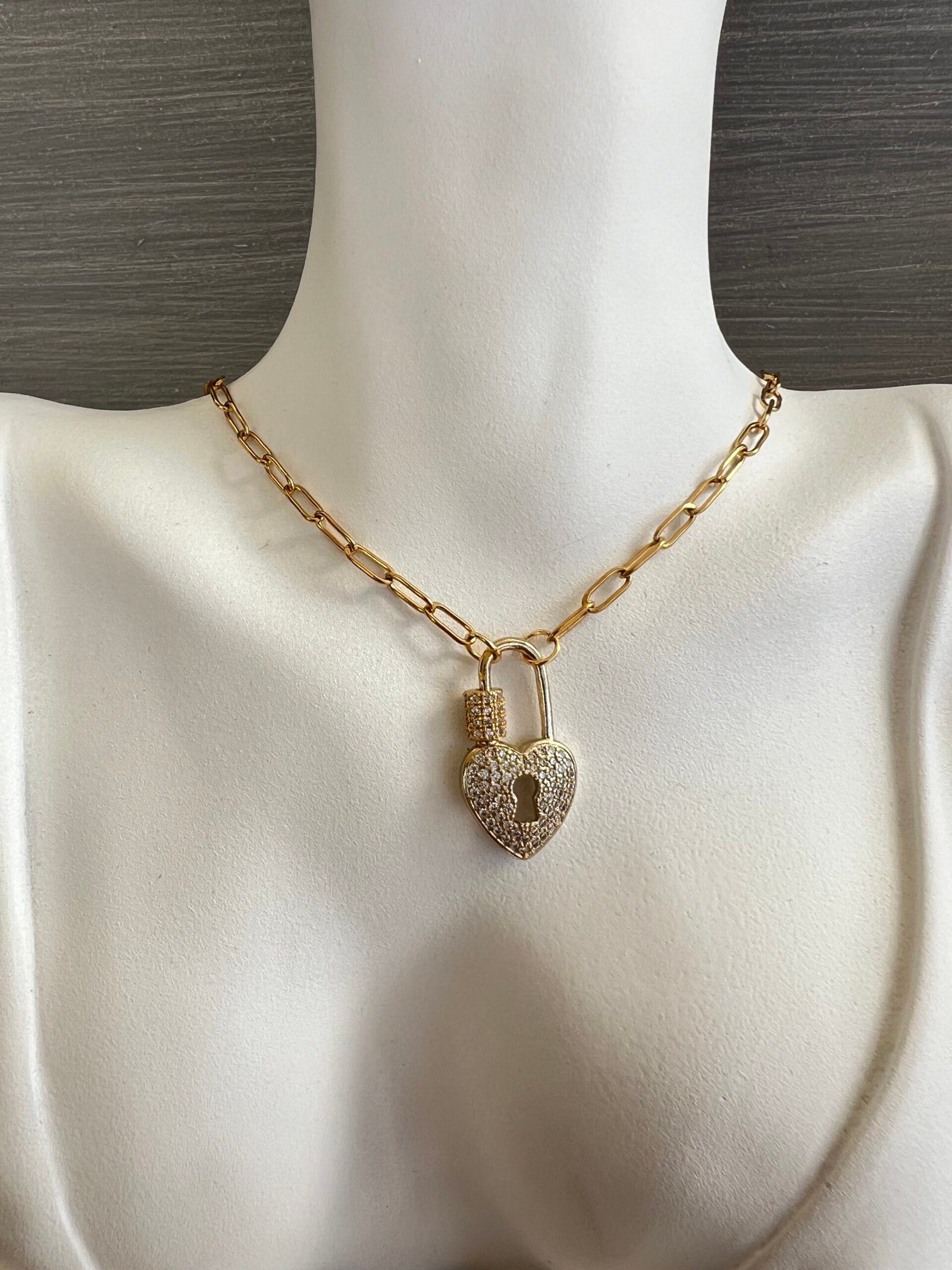 NEC25W-scaled-1.jpeg Κολιέ με καρδιά λουκέτο και χρυσή αλυσίδα - Image 1