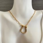 Κολιέ με λουκέτο και χρυσή αλυσίδα