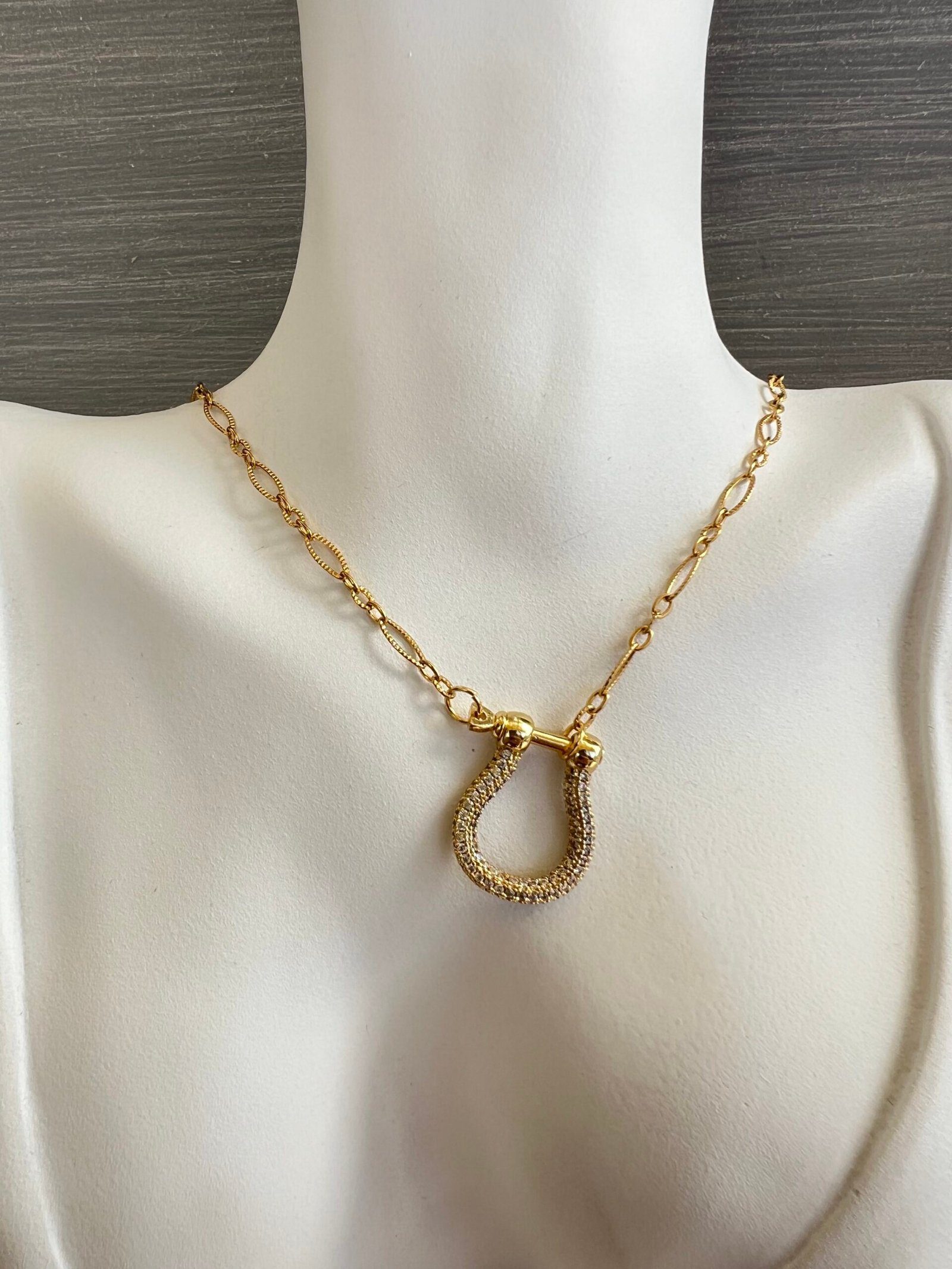 NEC26W-scaled-1.jpeg Κολιέ με λουκέτο και χρυσή αλυσίδα - Image 1
