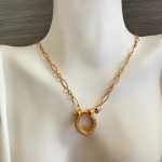 Κολιέ με λουκέτο και χρυσή αλυσίδα