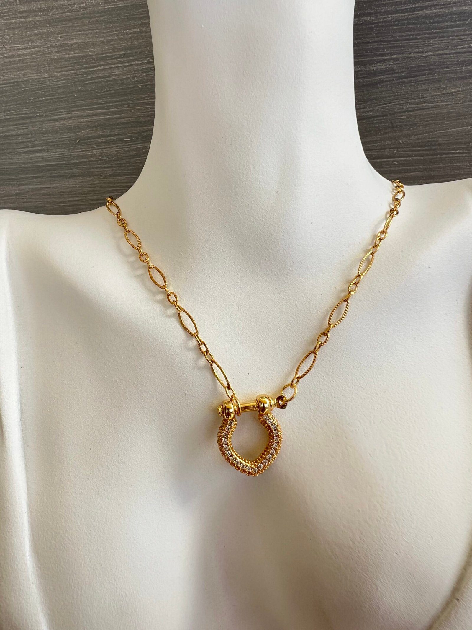 NEC27W-scaled-1.jpeg Κολιέ με λουκέτο και χρυσή αλυσίδα - Image 1