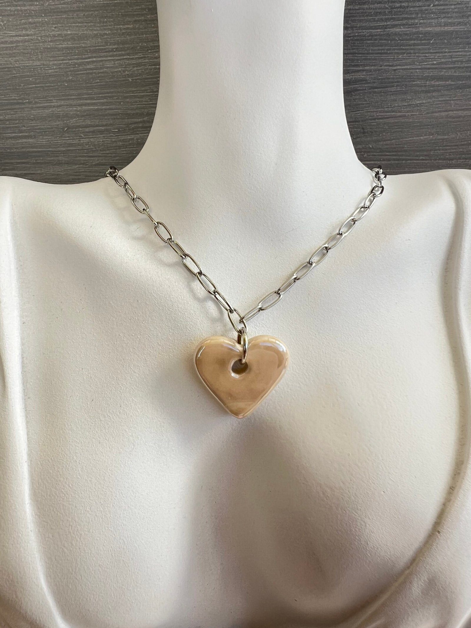 NEC32W-scaled-1.jpeg Κολιέ με κεραμική καρδιά και ασημί αλυσίδα - Image 1