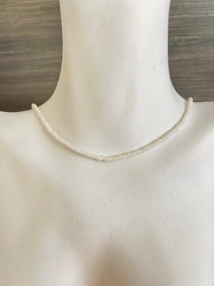 Κολιέ με λευκές χάντρες