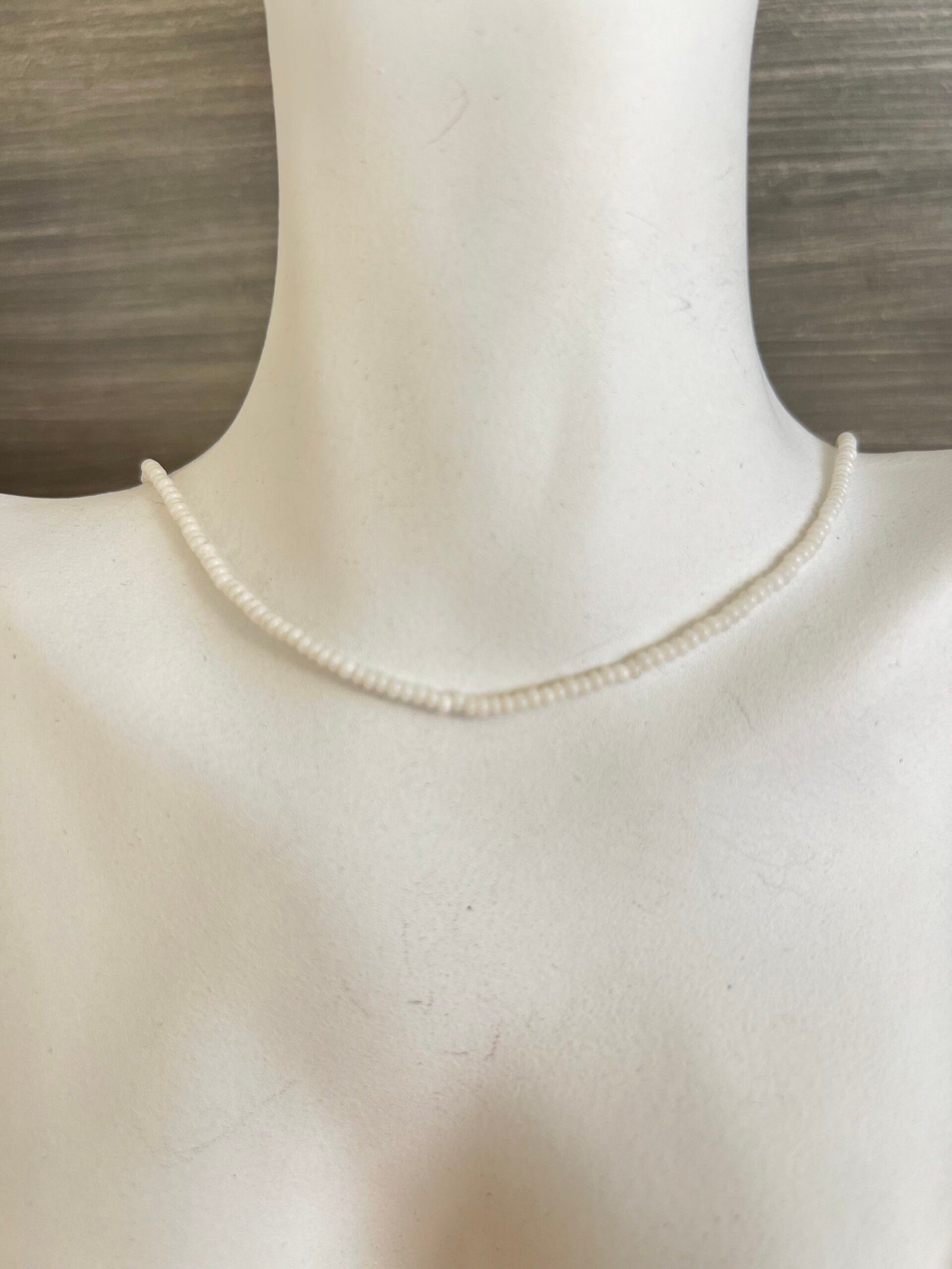 NEC38W-scaled-1.jpeg Κολιέ με λευκές χάντρες - Image 1