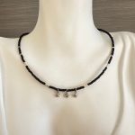 Κολιέ με μαύρες χάντρες και ασημί αστέρια