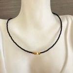 Κολιέ με μαύρες χάντρες και χρυσά κυβάκια