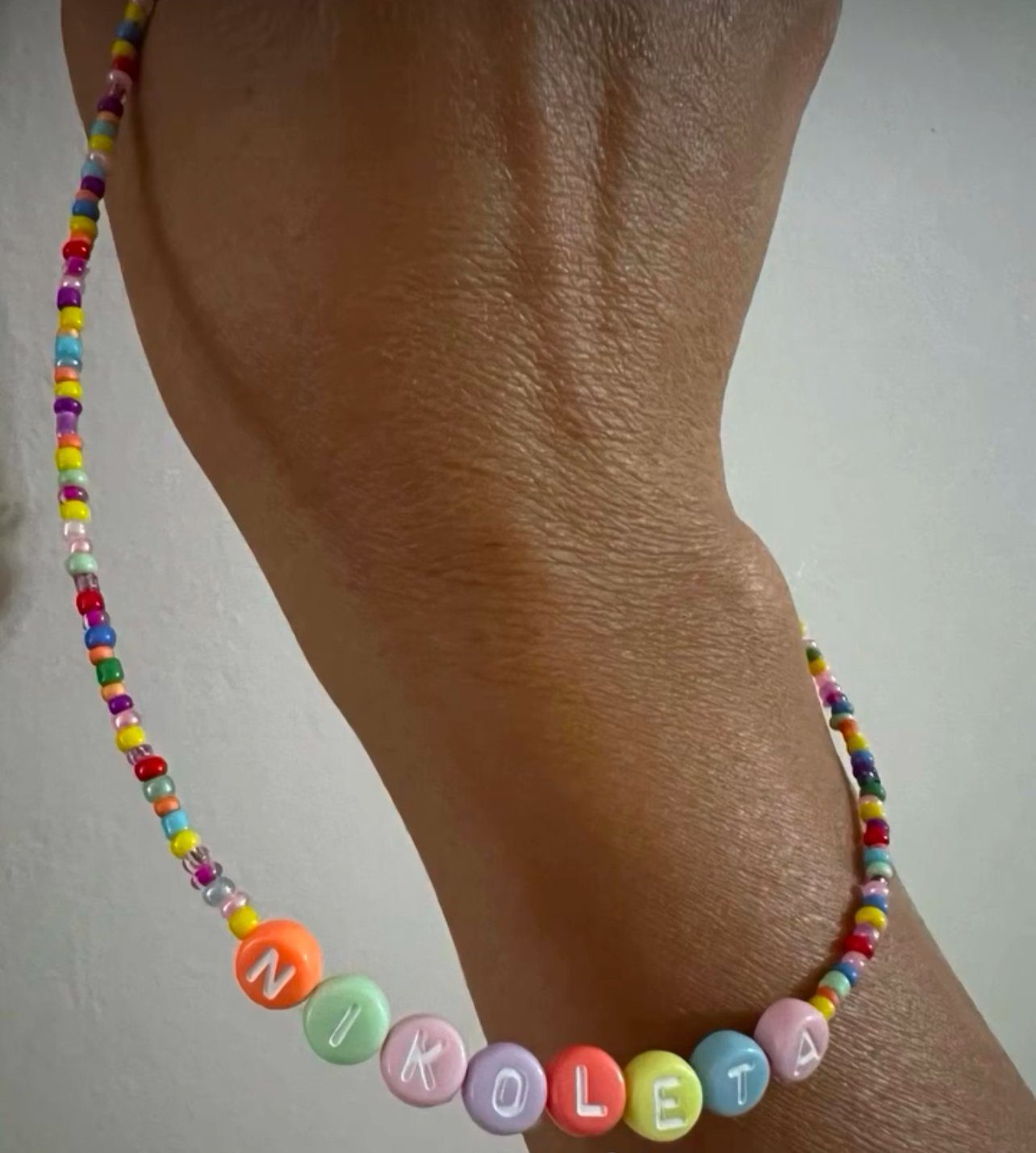 NEC69.jpeg Κολιέ με όνομα Nikoleta και πολύχρωμες χάντρες - Image 1