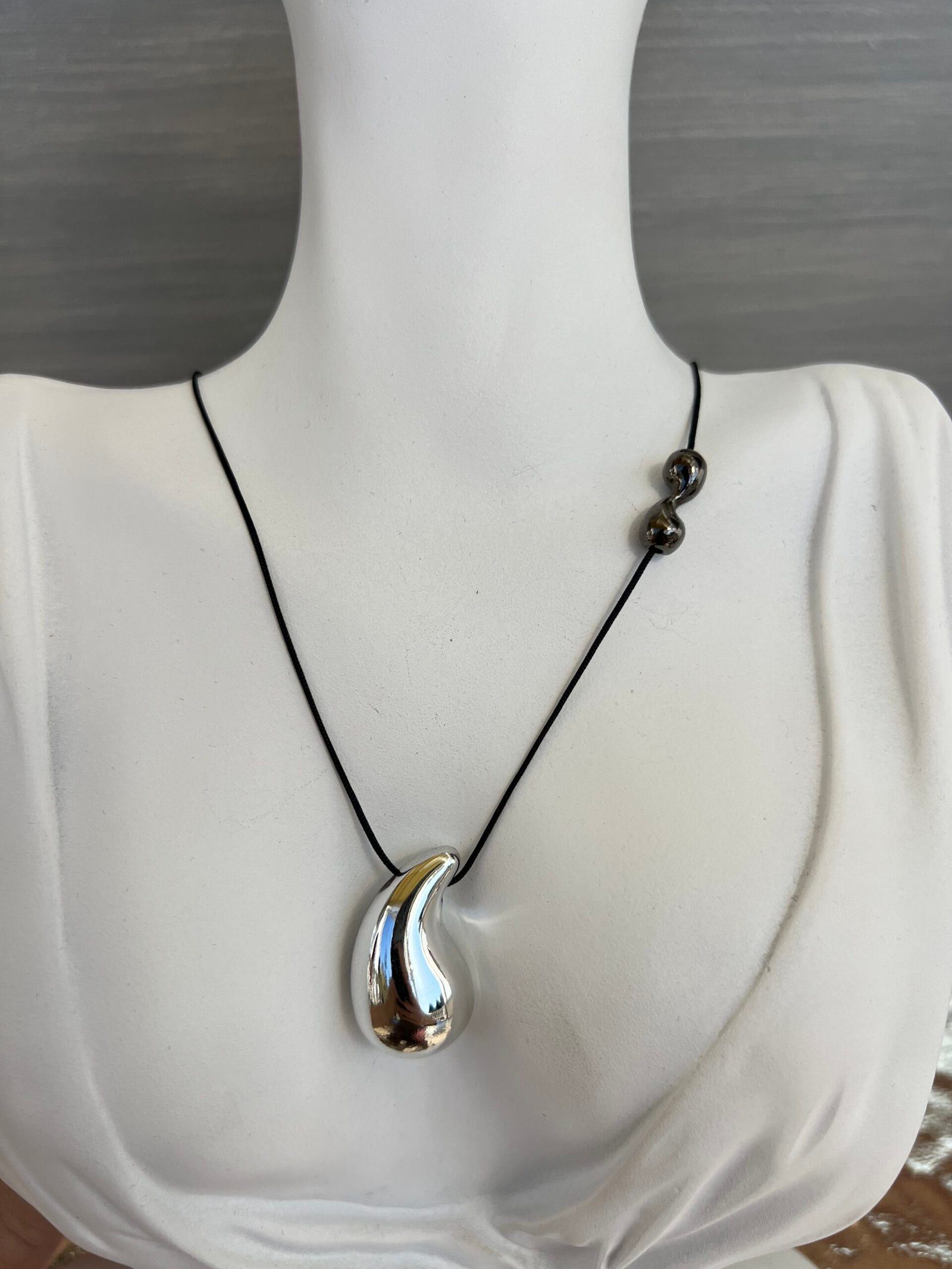 NEC74W-scaled-1.jpeg Κολιέ ασημί σταγόνα με μαύρο κορδόνι - Image 1